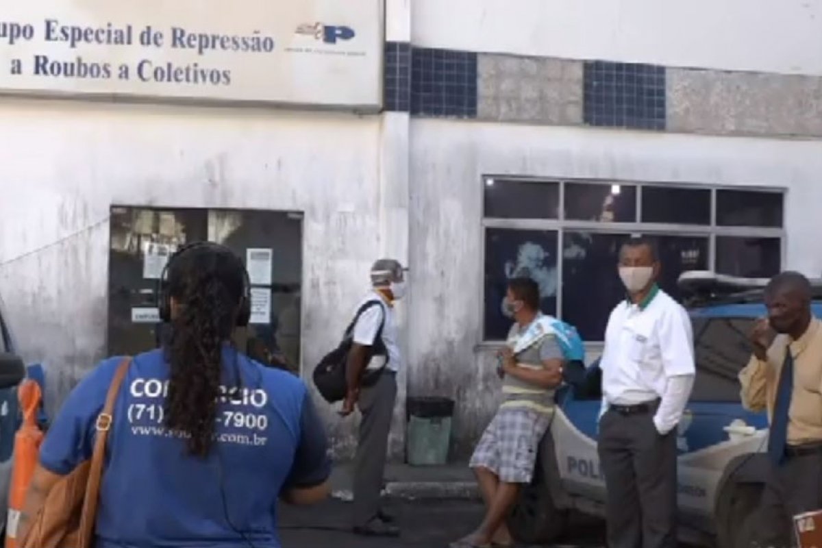 Dupla armada assalta 20 passageiros de ônibus no bairro de Cajazeiras V, em Salvador