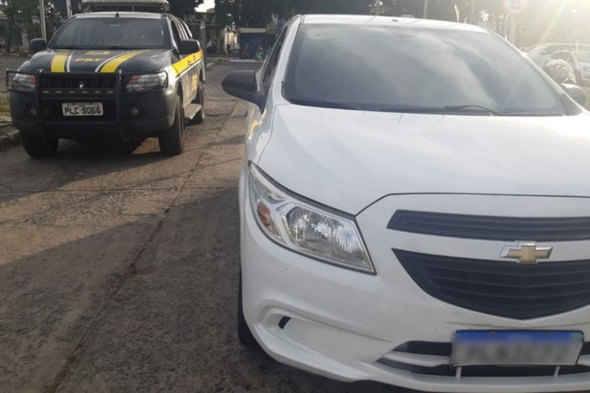 Veículo com restrição de roubo é recuperado em Feira de Santana