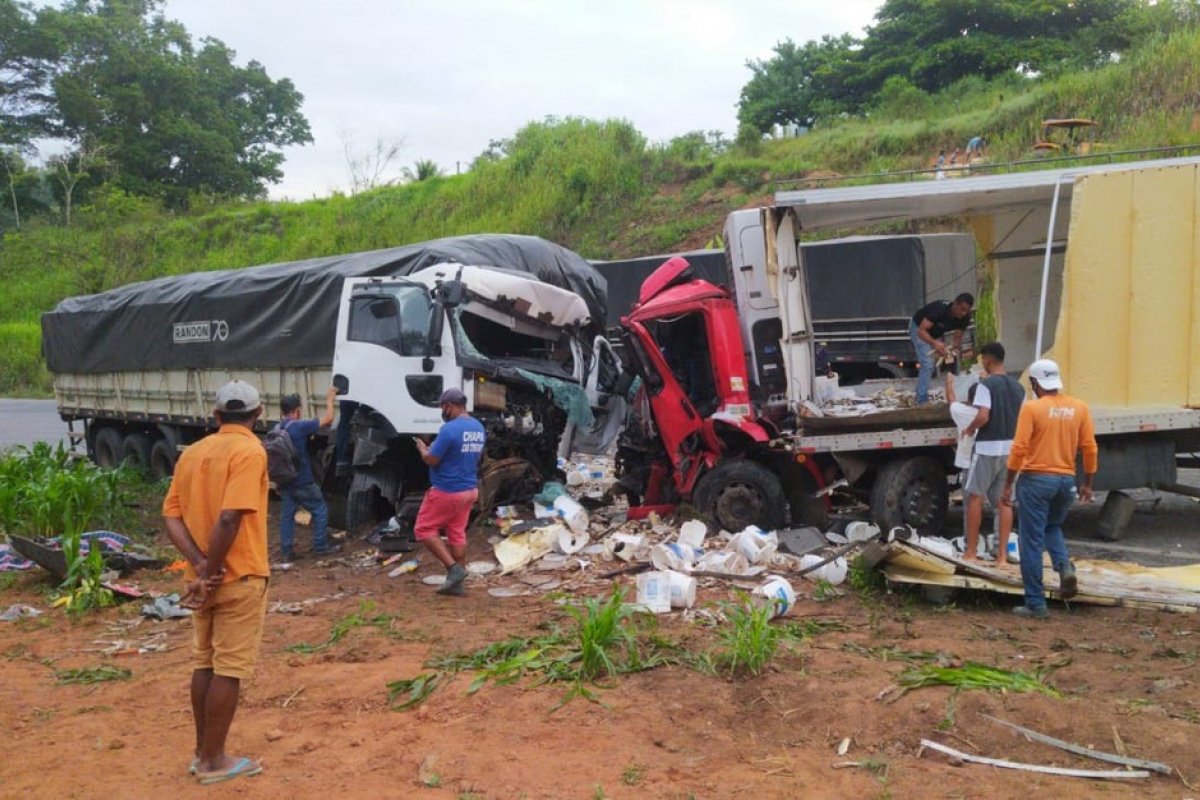 Homem morre e outro fica gravemente ferido após batida no sul da Bahia
