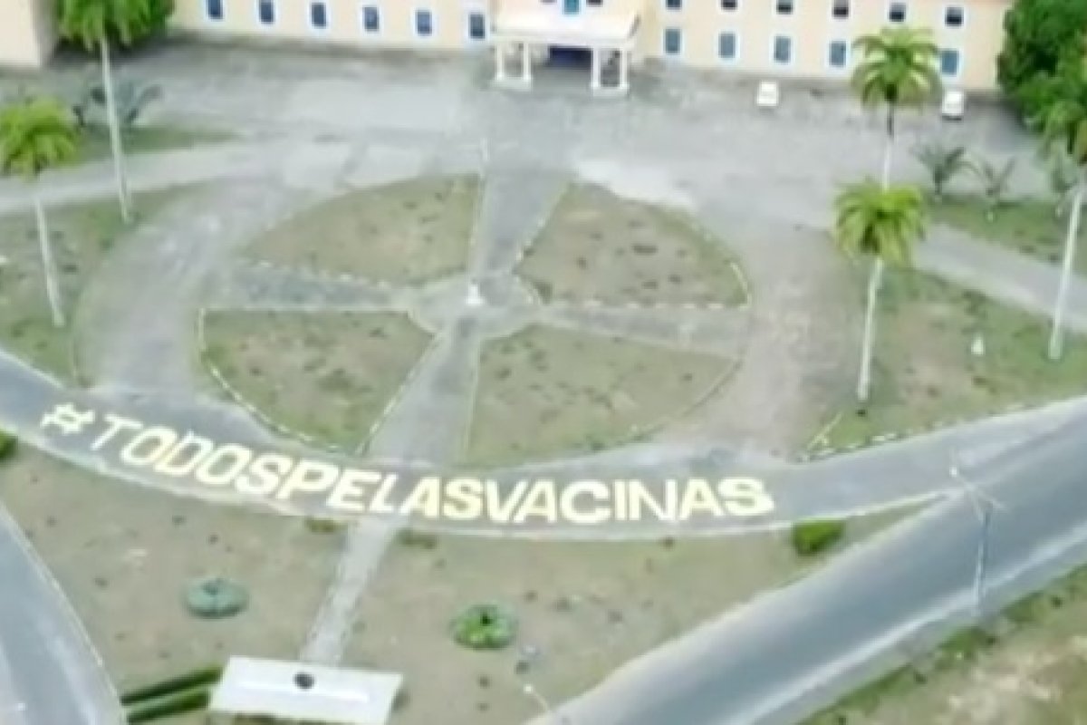 UFBA E UFRB pintam frase "#TodosPelasVacinas" em calçadas das universidades
