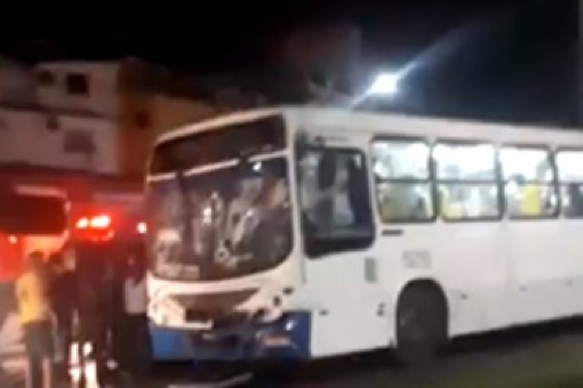 Batida entre ônibus deixa feridos na Av. Vasco da Gama, em Salvador