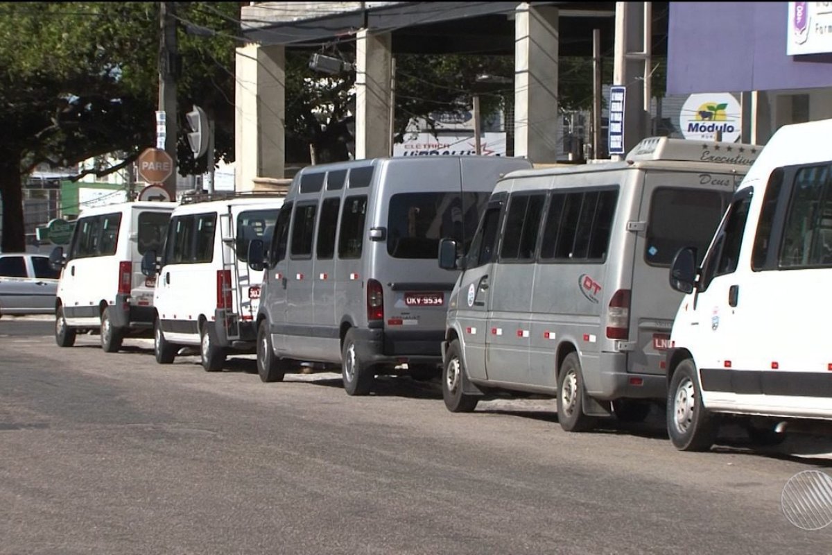 Vans paralisam a Av. San Martin na manhã desta quarta-feira (21)