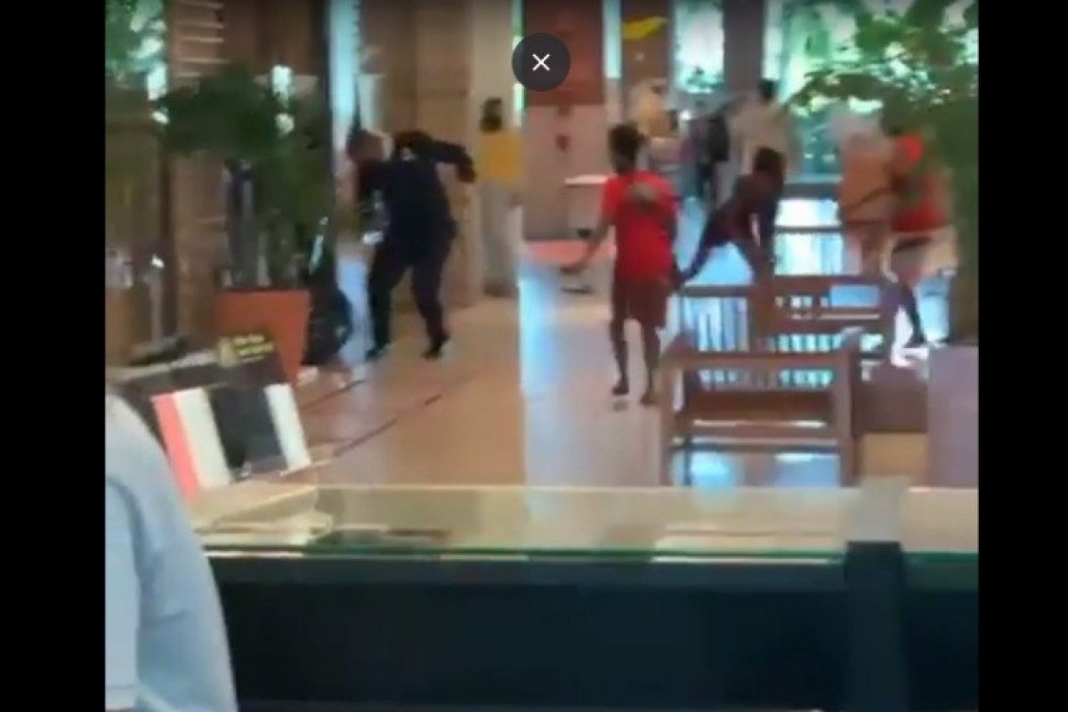 Vídeo: adolescentes jogam objetos em segurança de shopping em Salvador