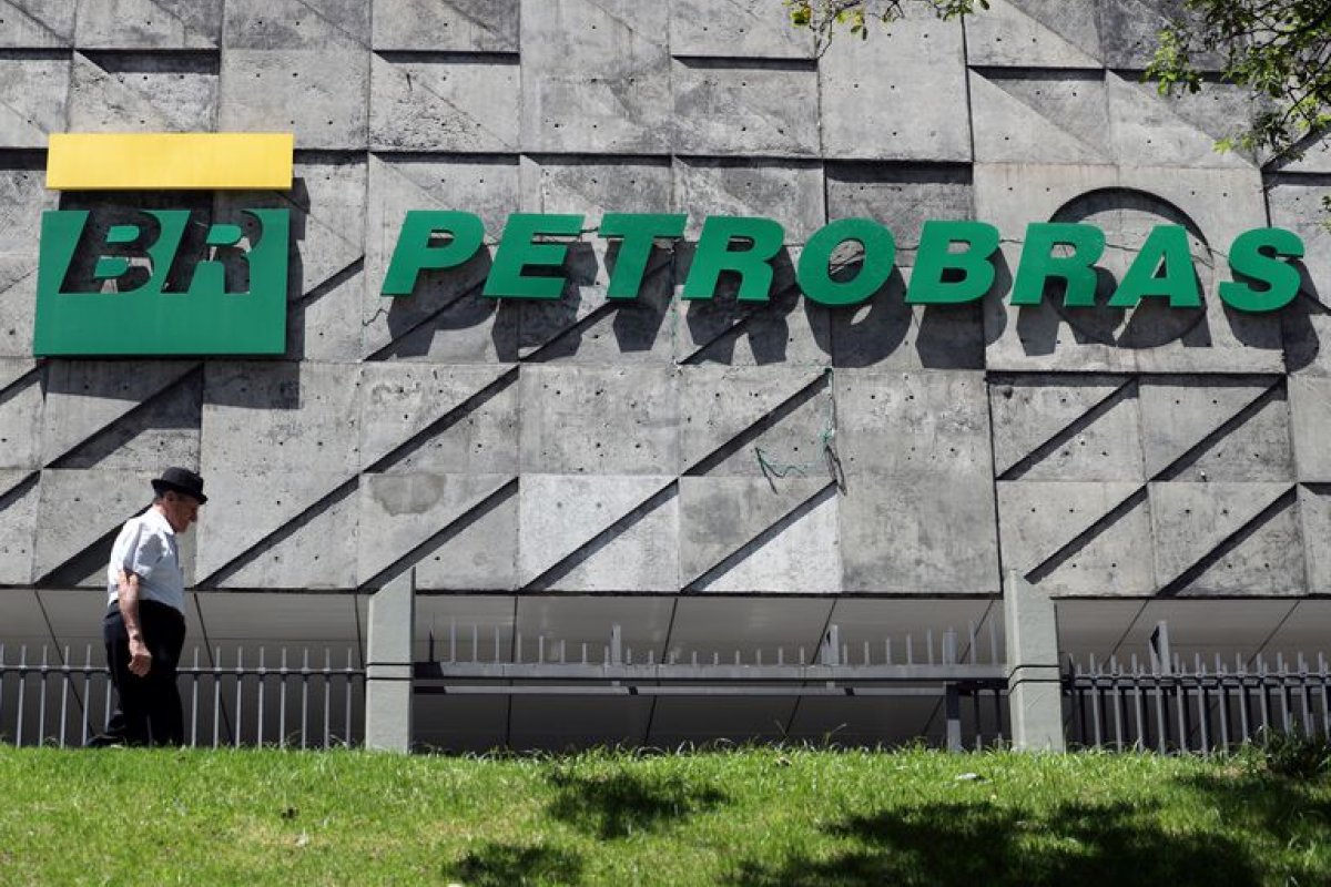Petrobras convoca Assembleia Geral para destituir Castello Branco da presidência da estatal