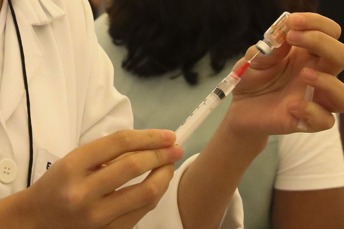 Brasil registra pelo menos 4,7 mil denúncias de fura-filas da vacinação contra Covid-19