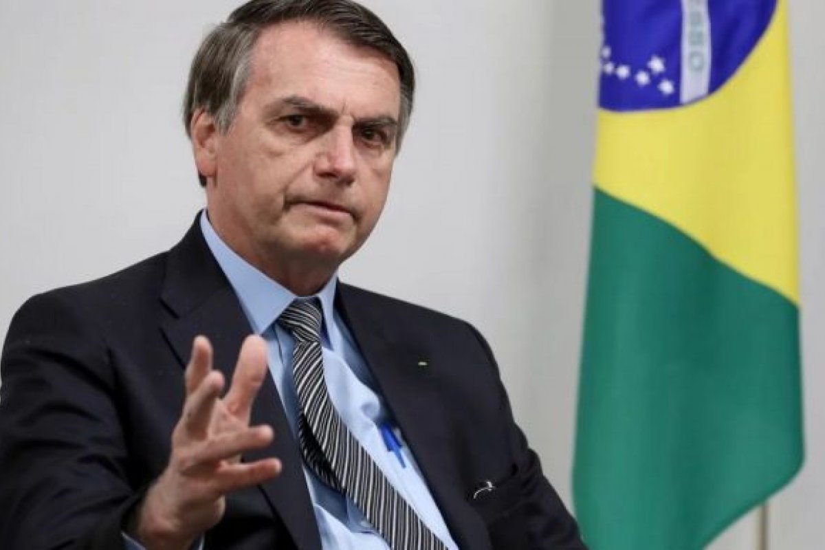 Bolsonaro fala sobre privatização de algumas empresas e cita prioridade dos Correios