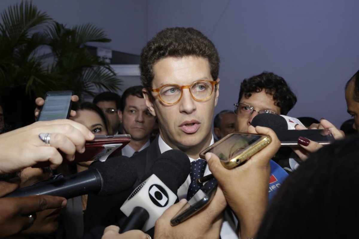 Vaiado, Ministro do Meio Ambiente nega omissão com a Amazônia