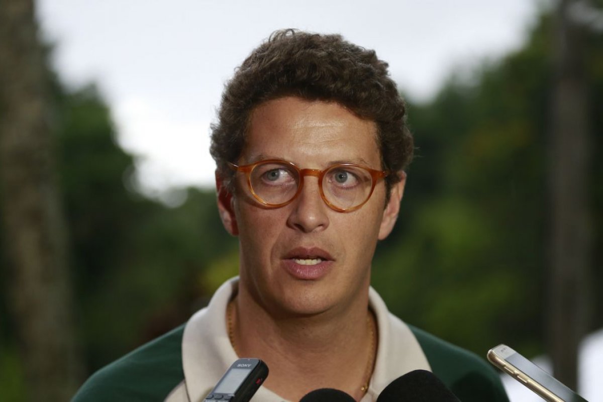 Ricardo Salles vira alvo de investigação criminal na PGR por sair com covid-19