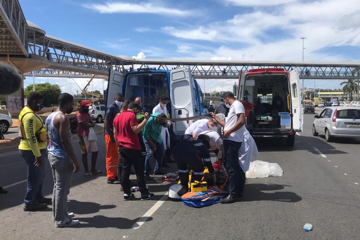 Mulher fica ferida após ser atropelada na Avenida ACM, em Salvador