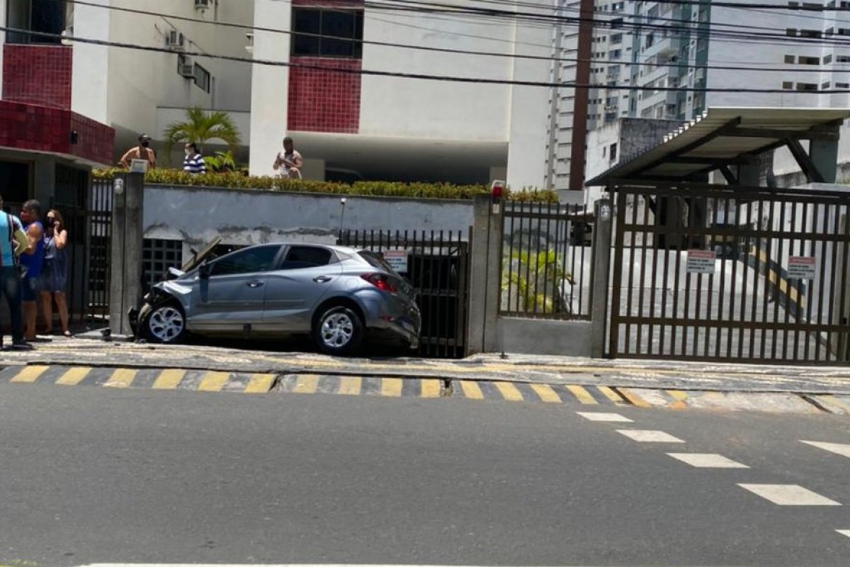 Motorista perde controle da direção e carro derruba portão de prédio na Pituba