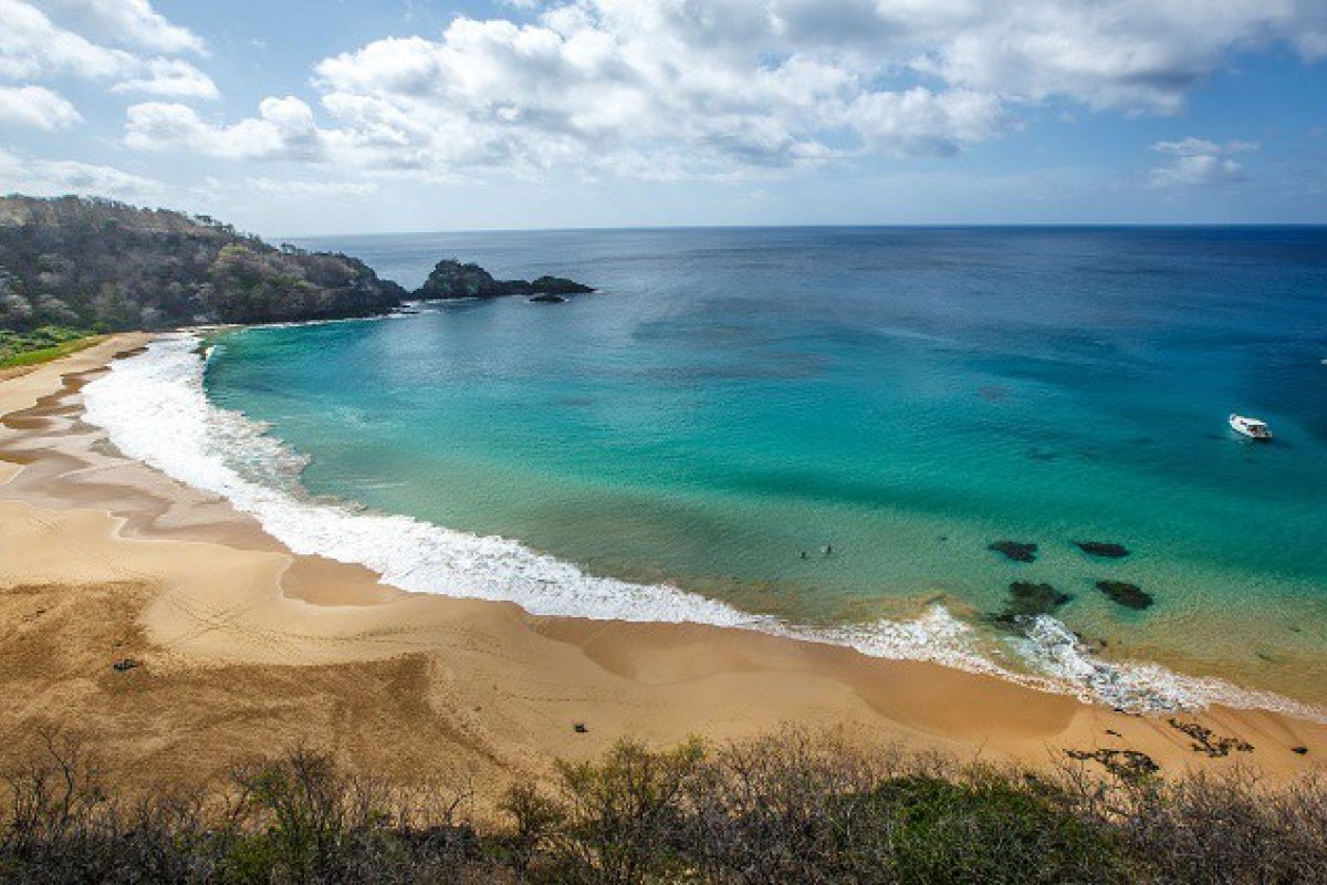 Brasil tem duas praias entre as melhores do mundo, aponta site de viagem