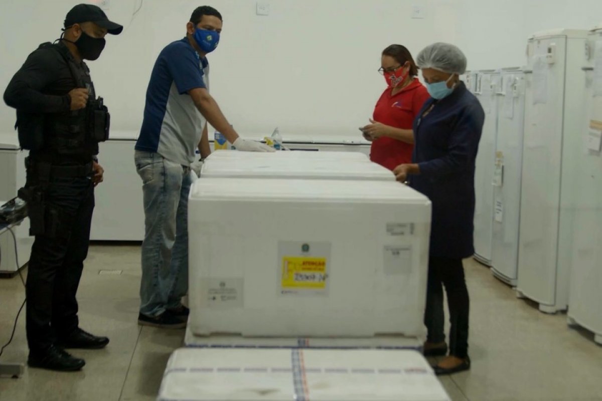 Governo erra logística e troca envio de doses da vacina para AM e AP