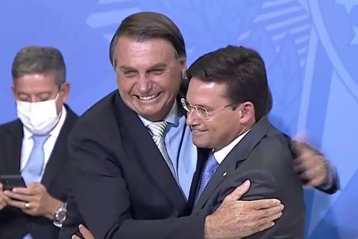 Bolsonaro empossa João Roma no Ministério da Cidadania