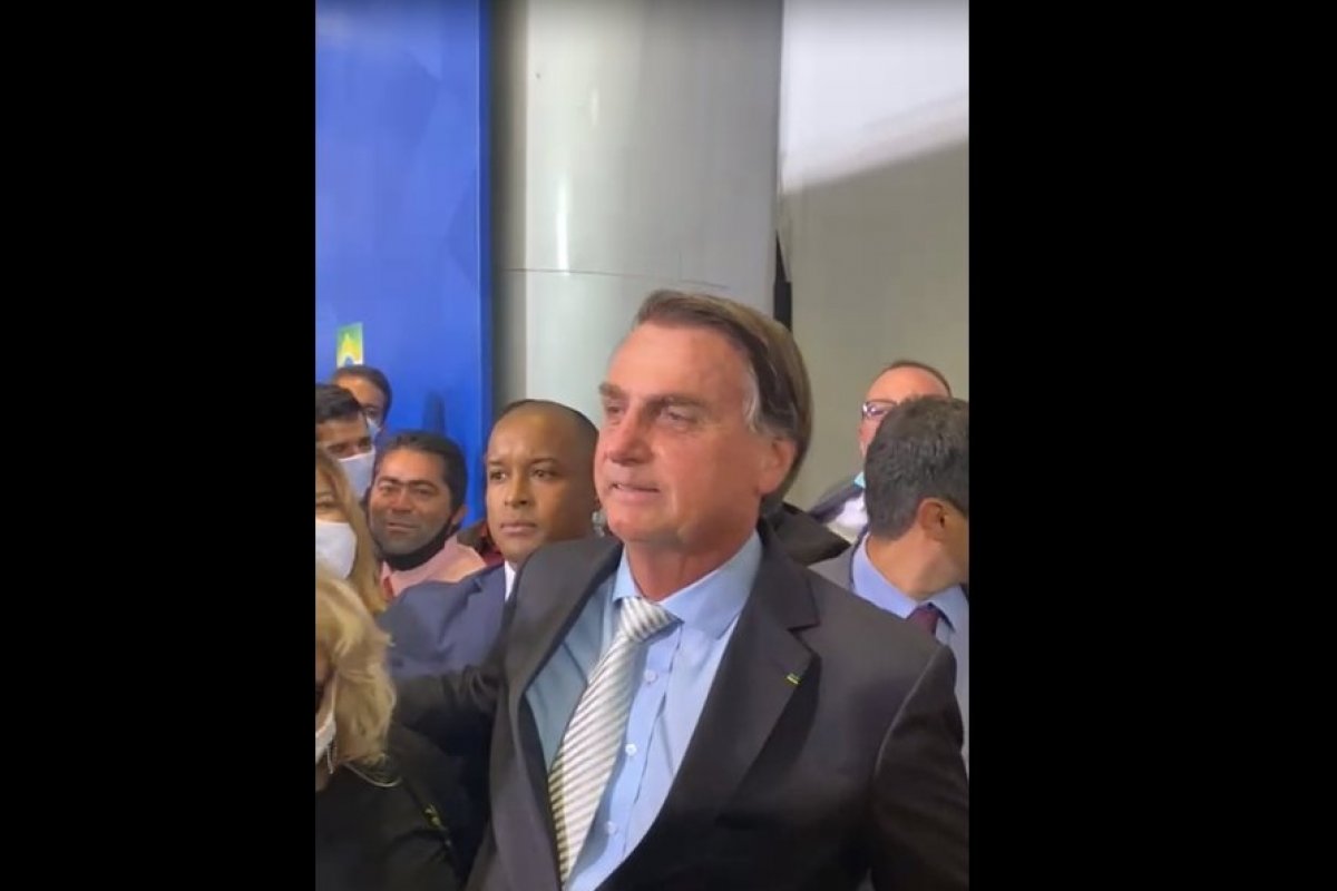 Vídeo: Acompanhando por um sanfoneiro, Bolsonaro canta hino do Bahia