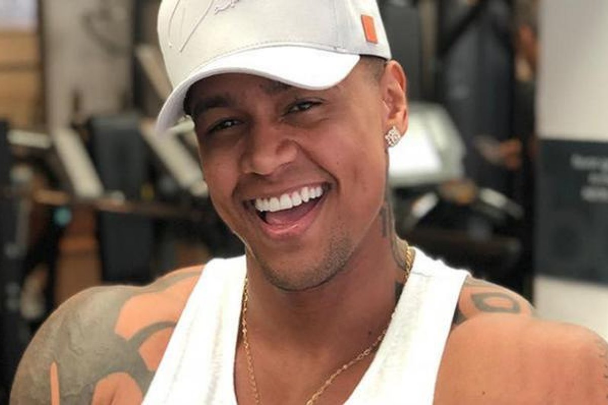 Leo Santana posta foto do pai em cadeira de rodas e é acusado de aproveitador