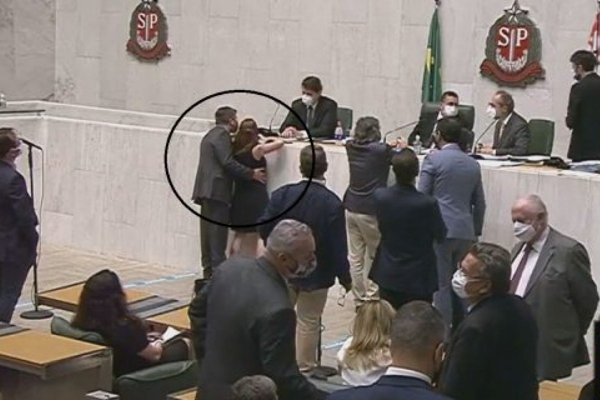 Parlamentar acusado de apalpar seio de deputada em Assembléia diz que gesto foi “de gentileza”