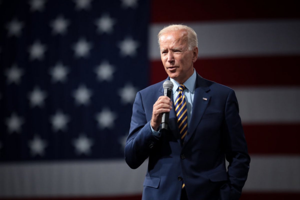 Biden revoga decisões de Trump sobre solicitação de geen card e trabalhadores qualificados