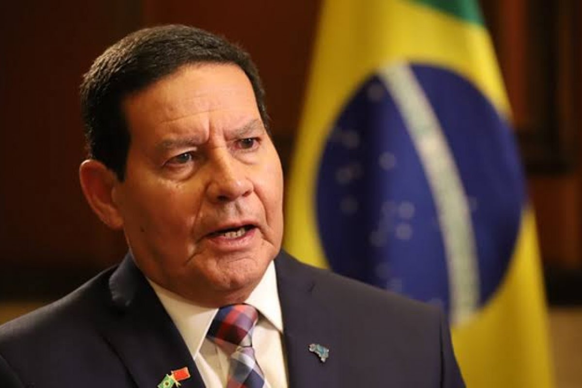 Mourão defende privatizações após Bolsonaro entregar projeto de privatização dos Correios no Congresso