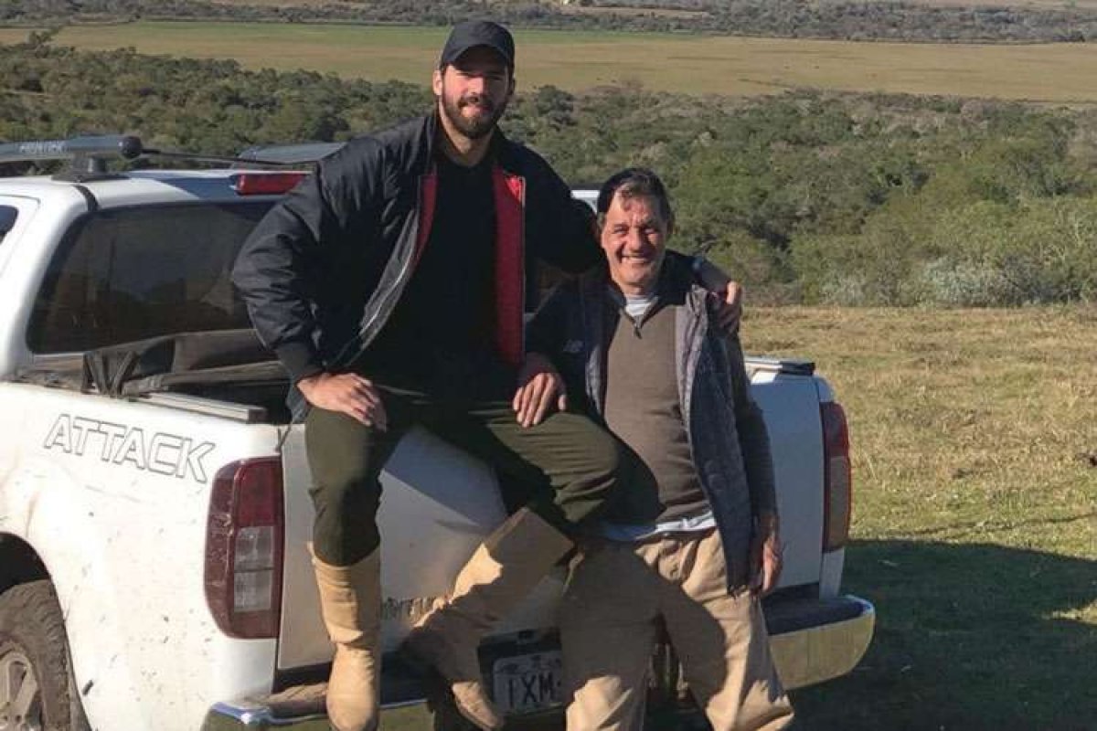 Liverpool presta solidariedade a Alisson por morte do pai: “Você nunca andará sozinho”