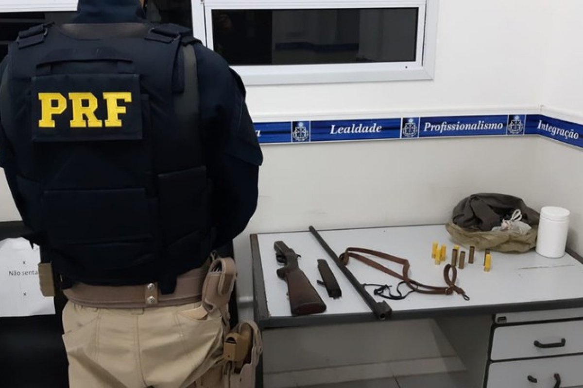 Motociclista é detido em flagrante por porte ilegal de arma na BR 101