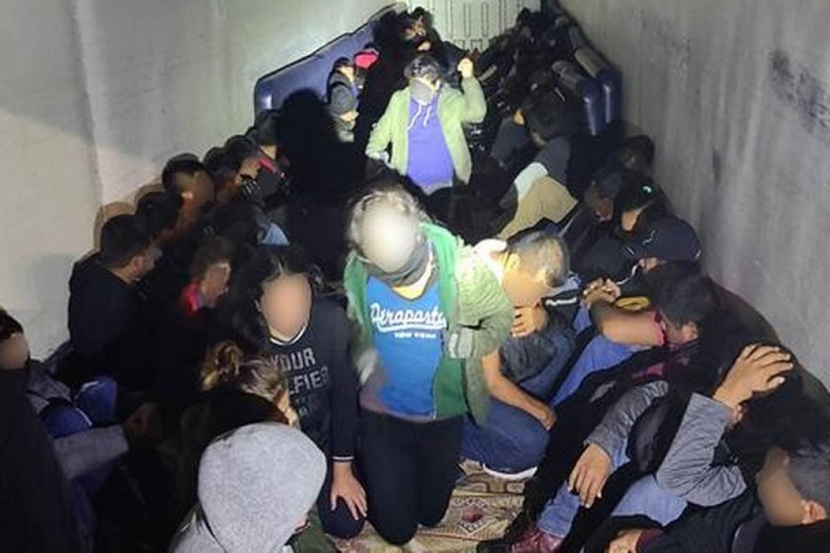 Imigrantes ilegais brasileiros são encontrados em carroceria de caminhão no Texas