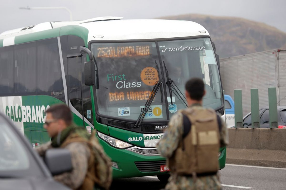 Testemunhas do sequestro em ônibus no Rio de Janeiro prestam depoimento à polícia