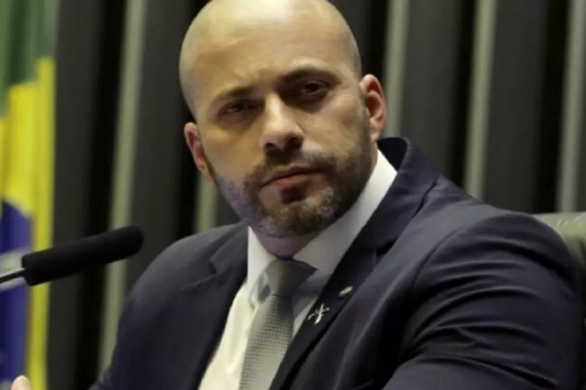 Daniel Silveira presta depoimento a PF sobre celulares encontrados na prisão