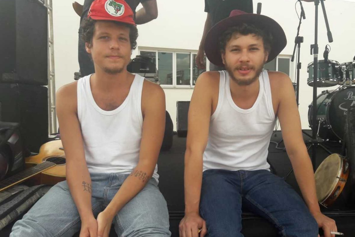 Chico Chico e João Mantuano modernizam a MPB em álbum conjunto