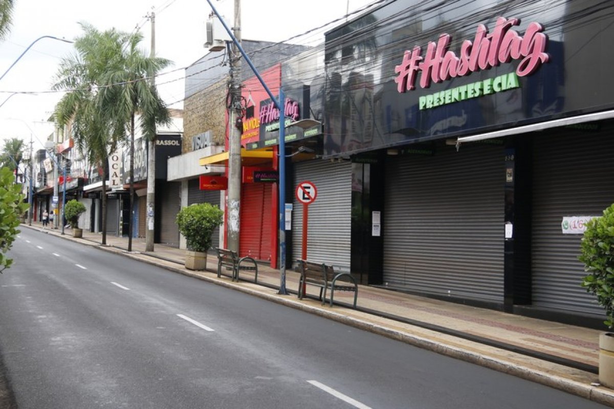 Especialistas afirmam que Brasil precisa adotar lockdown para conter escalada da Covid-19