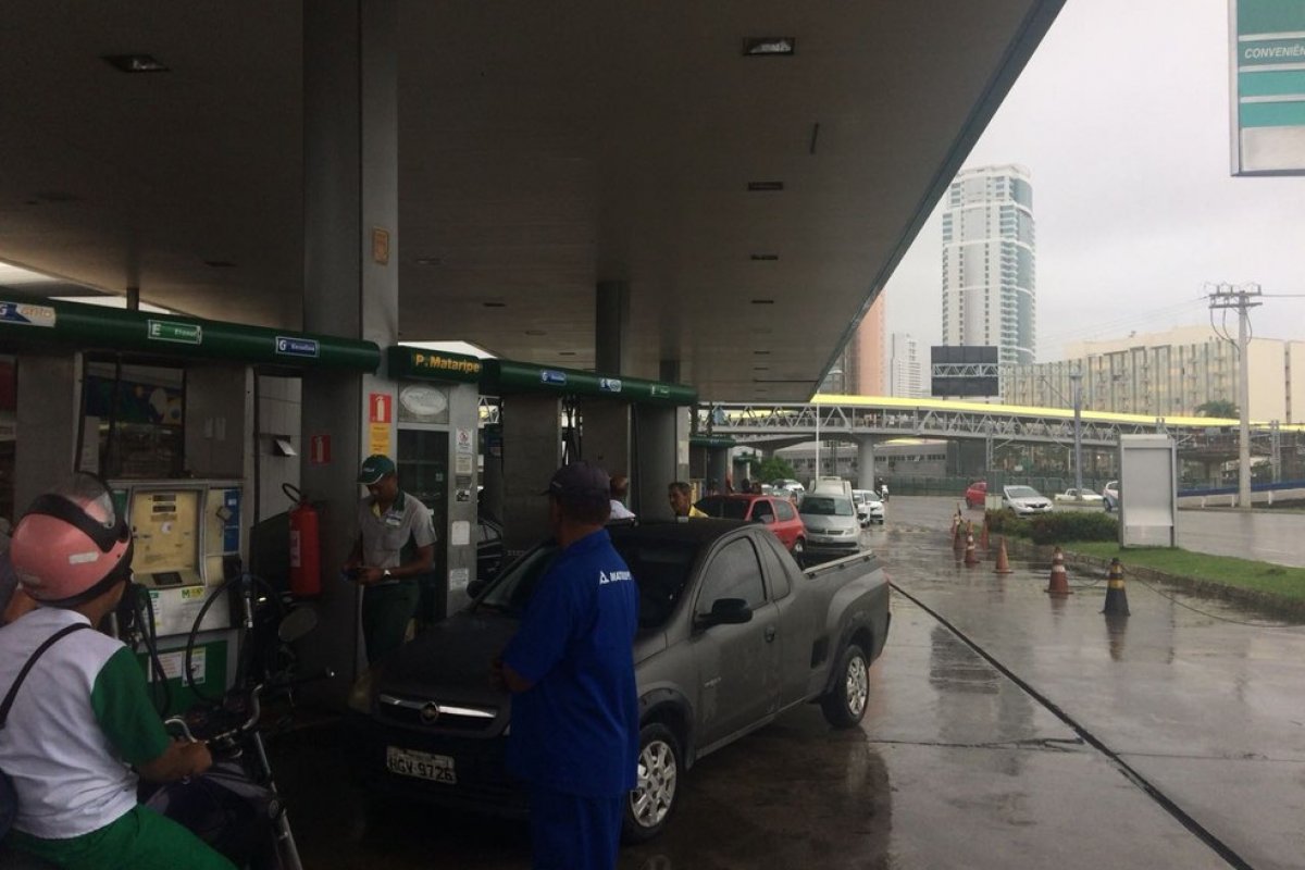 Pesquisa revela que 61% da população quer que Bolsonaro interfira no preço dos combustíveis