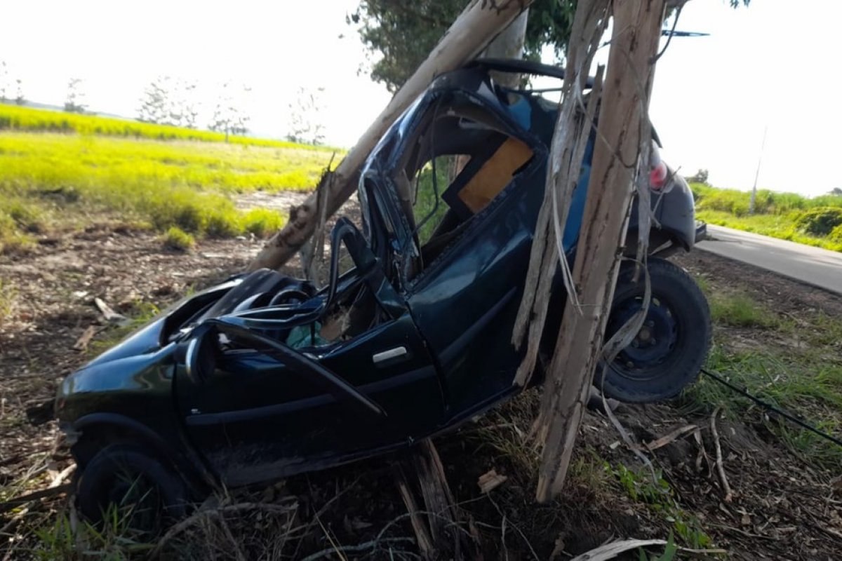 Homem morre após perder controle de veículo e bater em árvore 