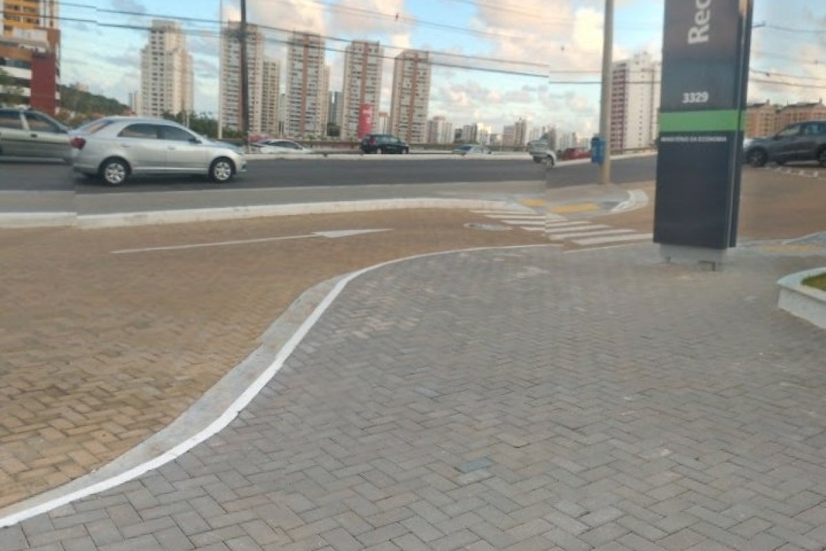 Acidente deixa trânsito lento na Avenida Paralela