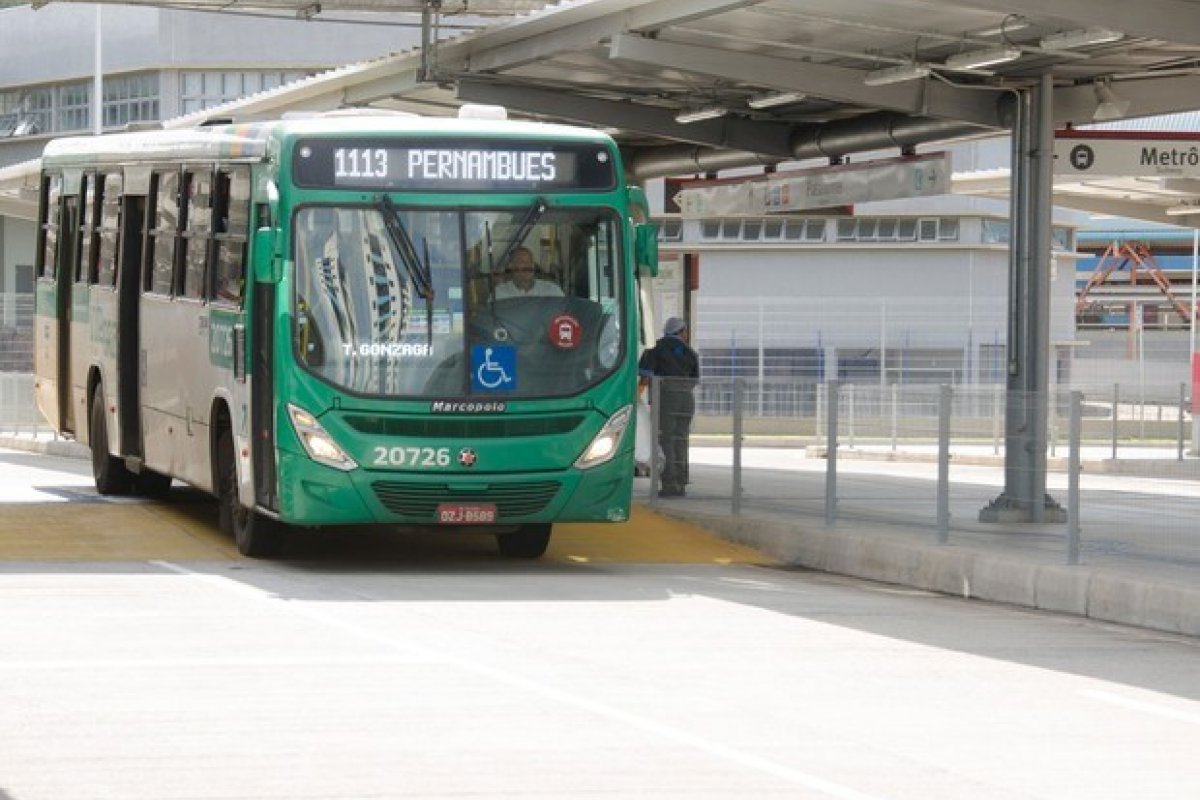 Ônibus que passam pelas estações de metrô têm último horário antecipado para 21h