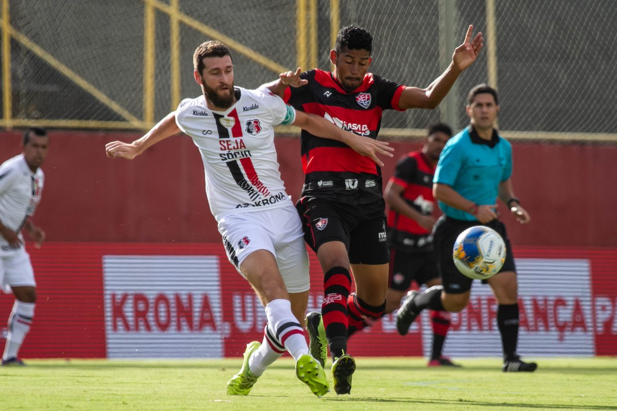 Vitória joga mal, mas vence Santa Cruz na estreia da Copa do Nordeste