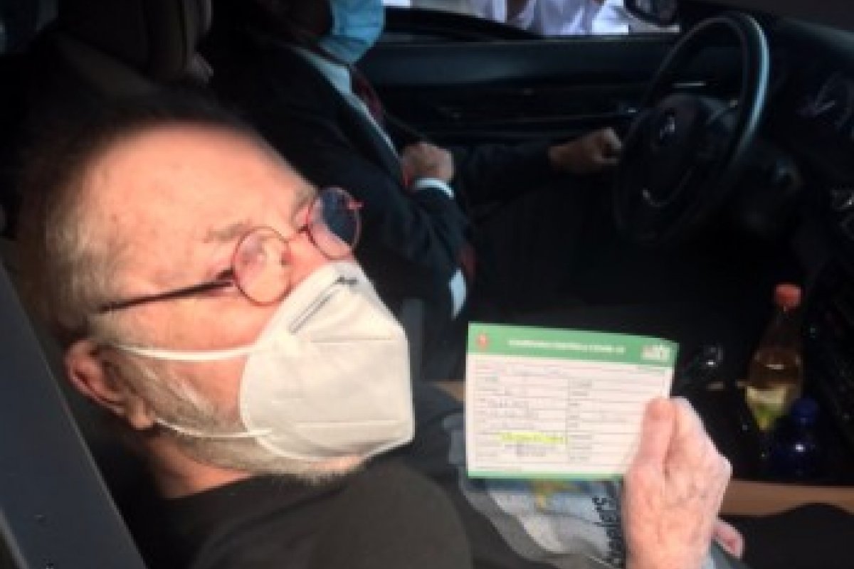  Jô Soares é vacinado contra Covid-19