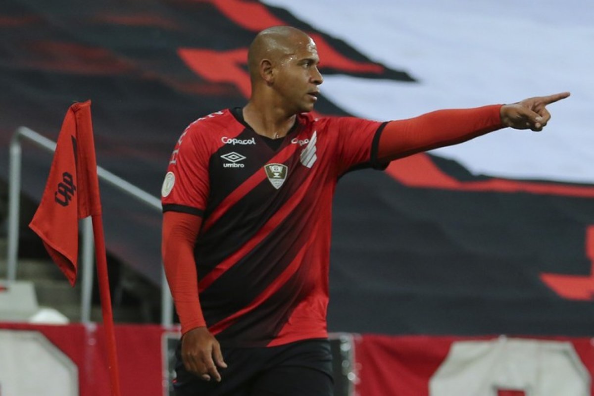 Atacante Walter compartilha post sobre possível contrato com o Vitória e aumenta rumores entre a torcida