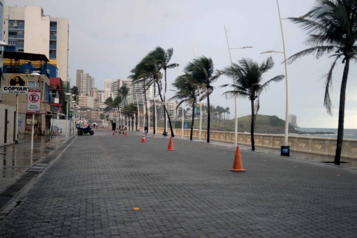 Medidas restritivas mantém trecho de orla da Barra interditado durante a semana