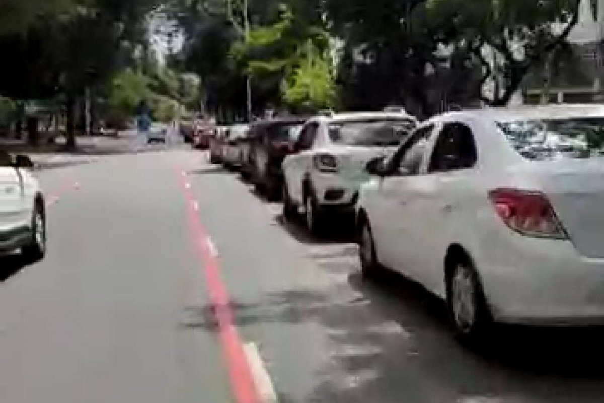 Vídeo: 5º Centro registra longa fila de espera de carros para vacinação neste domingo em Salvador