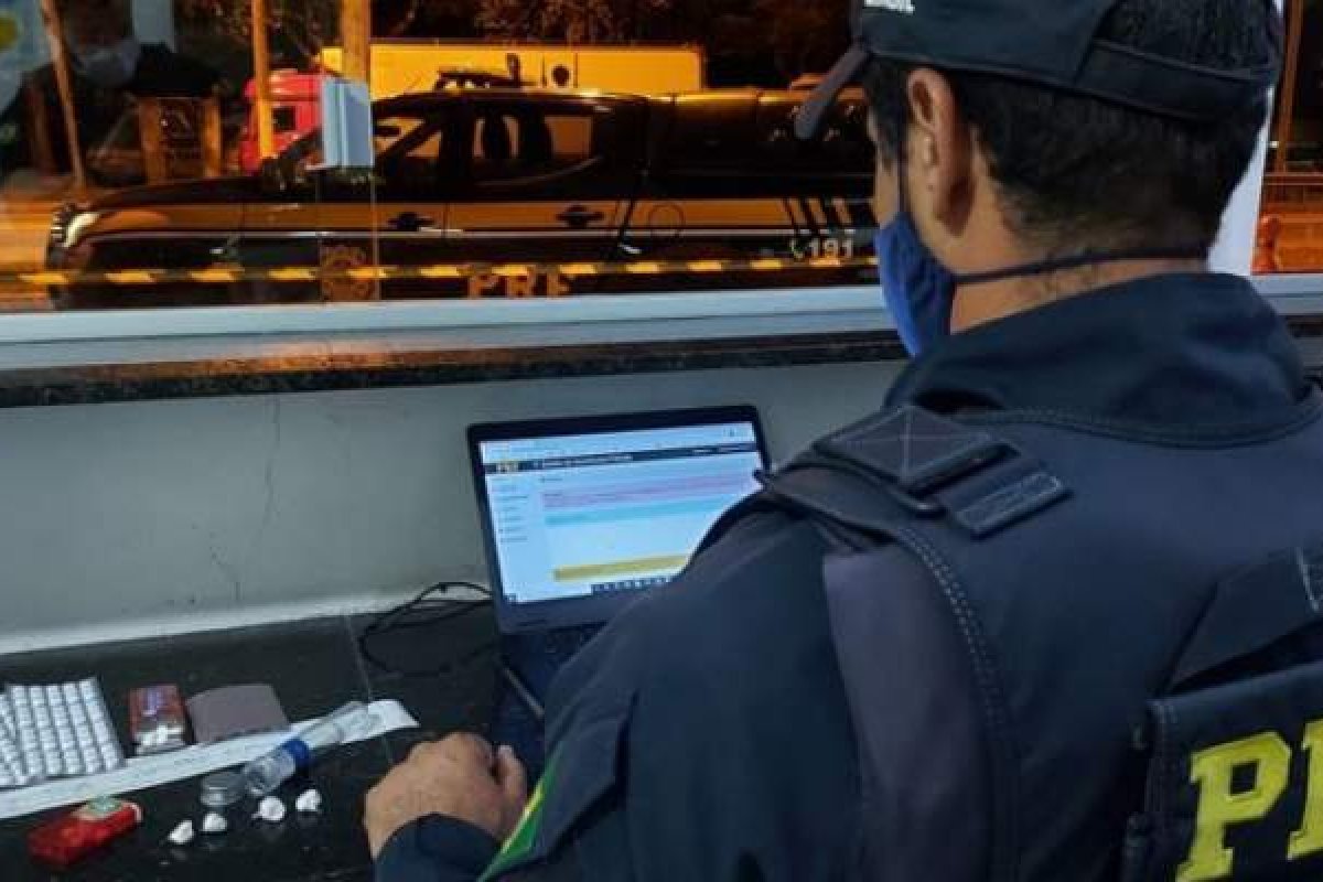 Quase 300 comprimidos de “rebite” são aprendidos pela PRF no Extremo Sul da Bahia