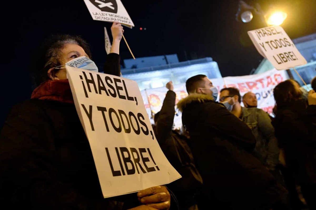 Polícia prende 14 pessoas que protestavam contra prisão de rapper em Barcelona
