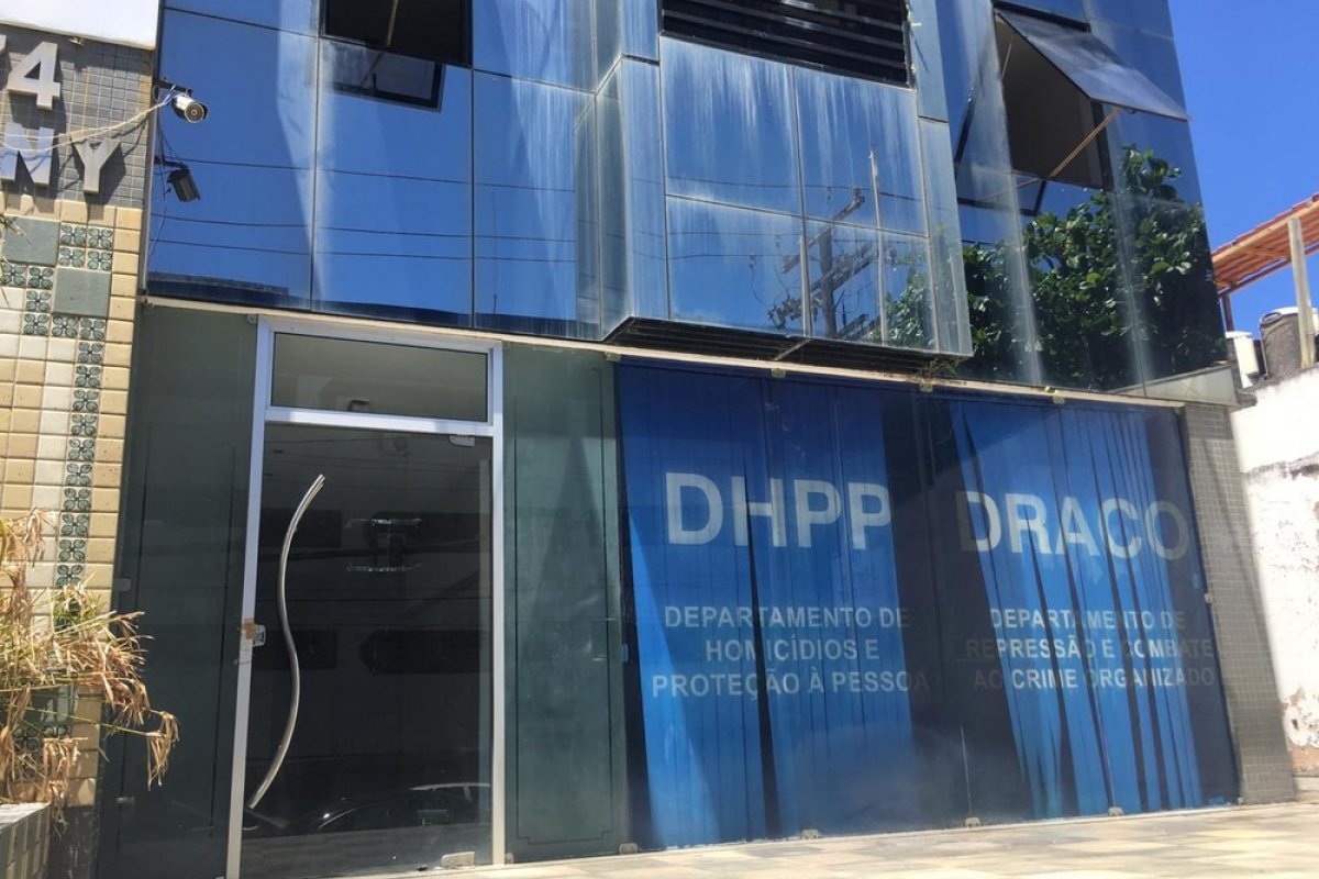 Homem morre após ser baleado dentro de veículo com bandeira de transporte por aplicativo, em Salvador