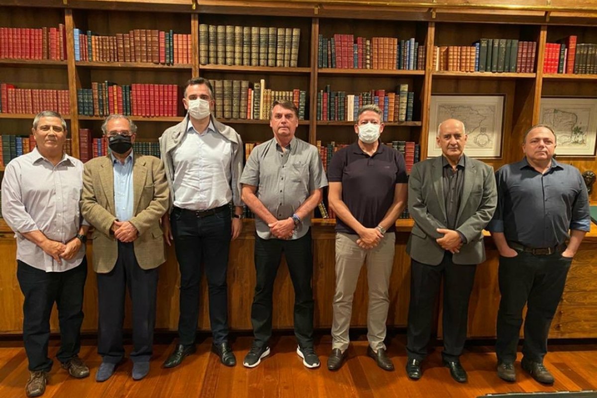 Bolsonaro se reúne com ministros, presidente da Câmara e do Senado, para abordar assuntos relacionados a pandemia