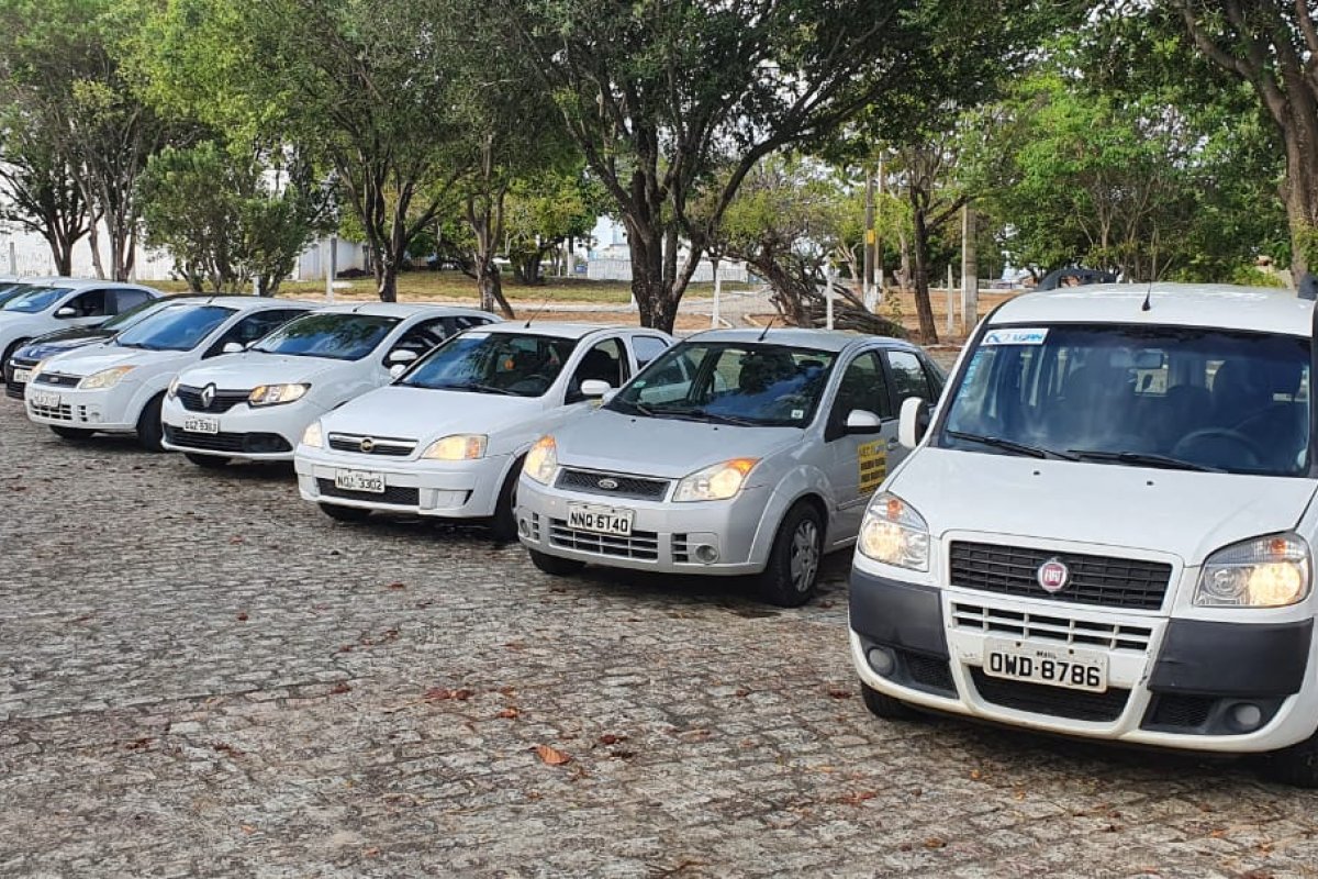 Vídeo: Homem denuncia que universidade federal do RN deixa veículos ligados para 'torrar combustível'