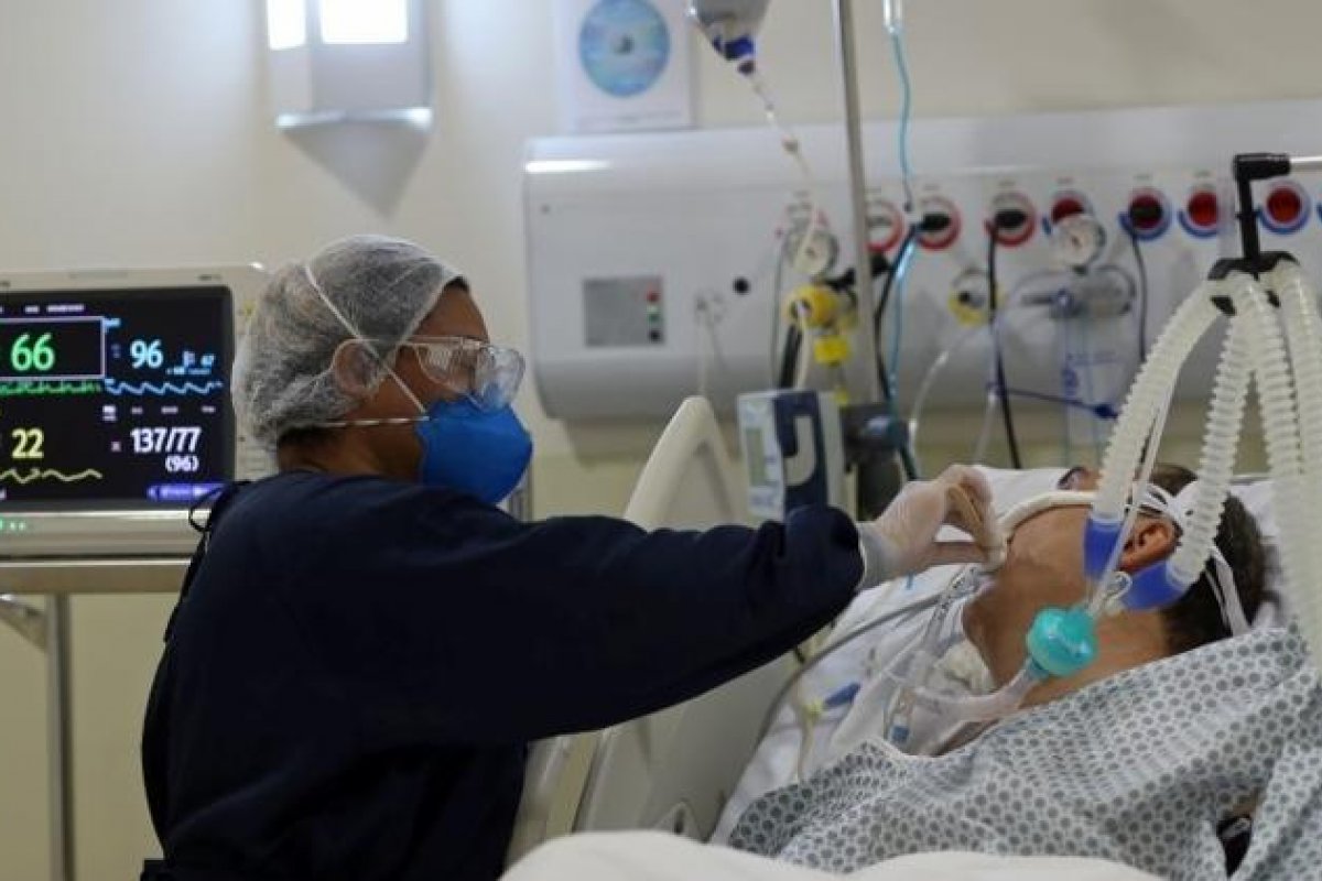 Dois a cada três intubados em UTI morreram no Brasil em um ano de pandemia