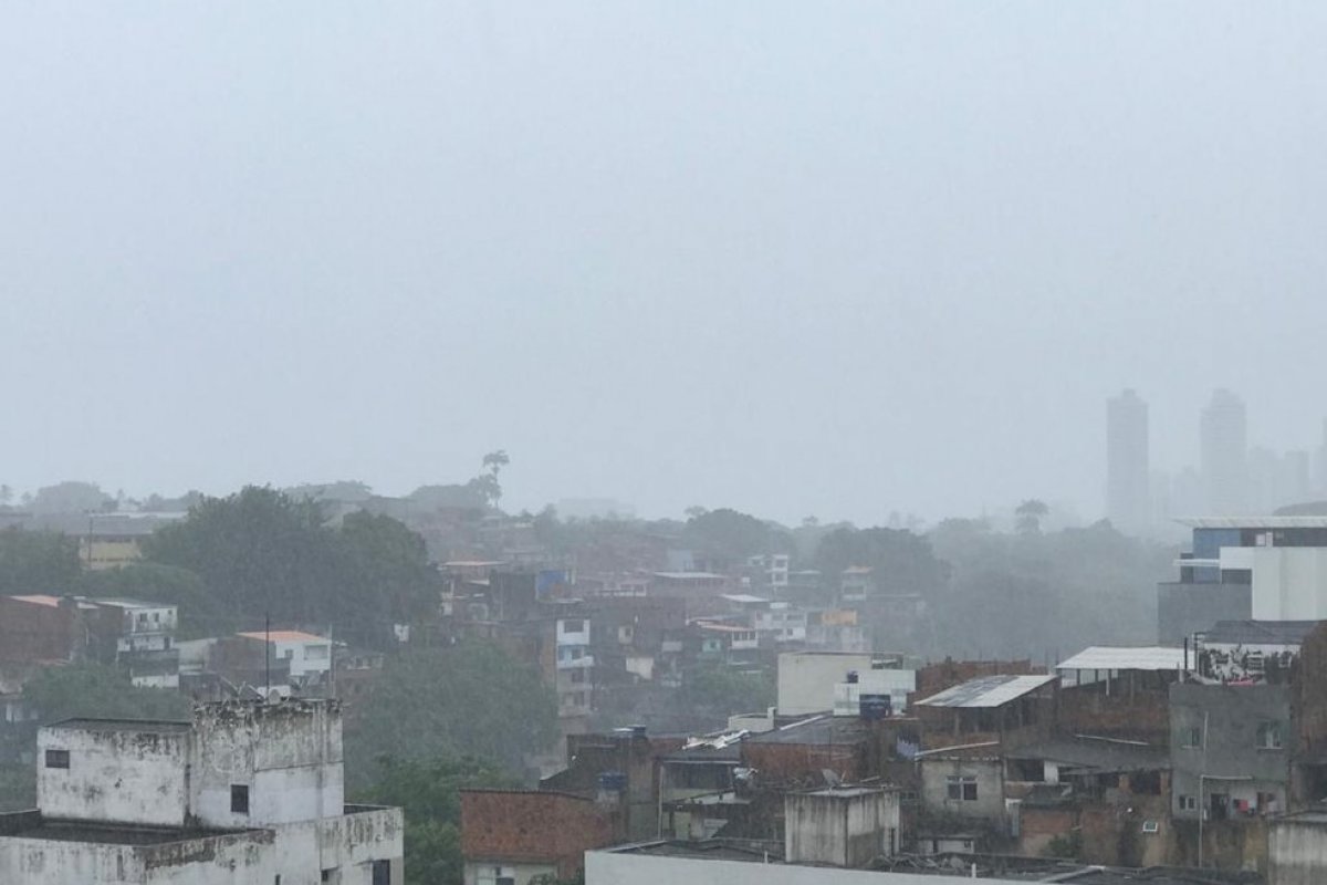Salvador amanhece com chuva nesta segunda-feira (1º)