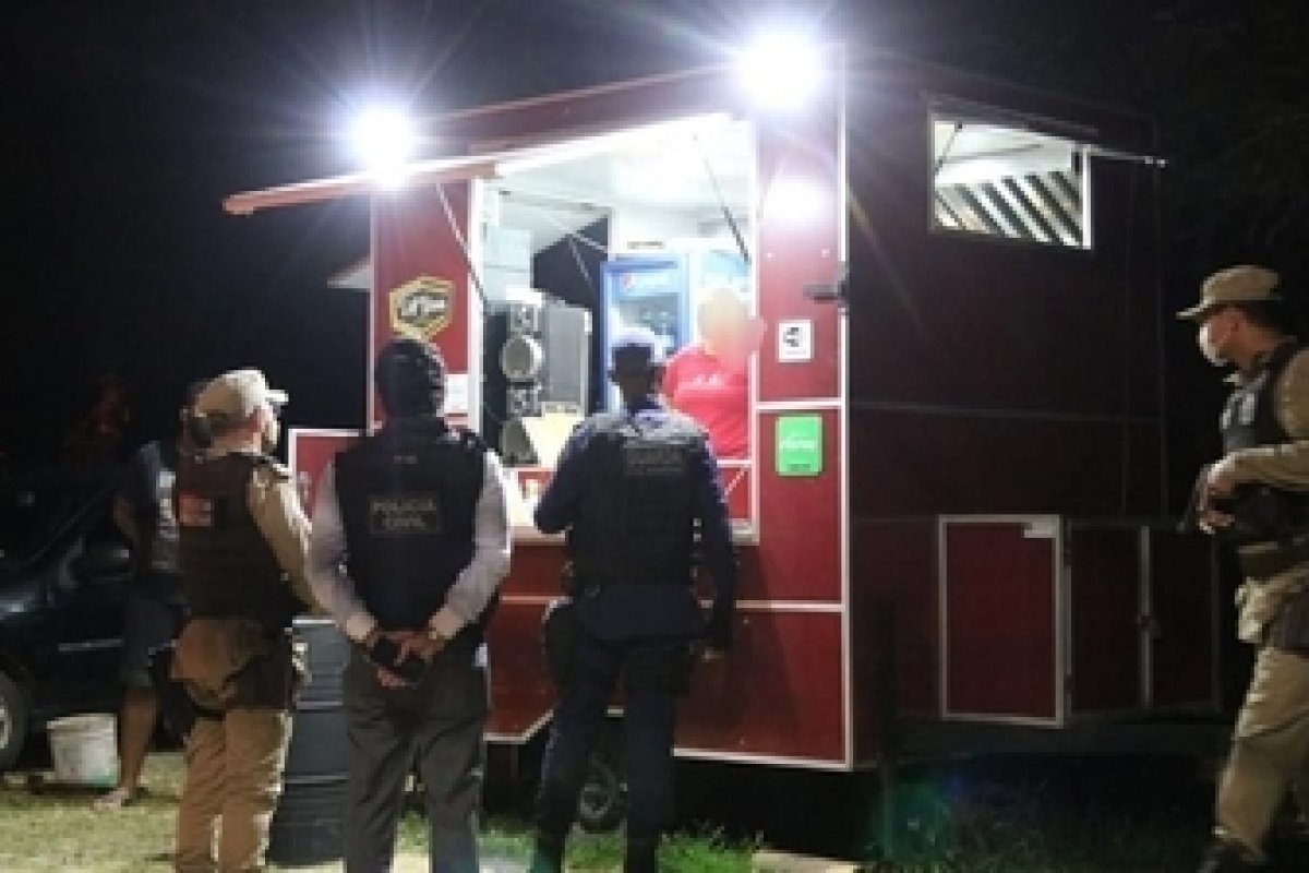 Polícia flagra mais 18 pessoas desrespeitando toque de recolher