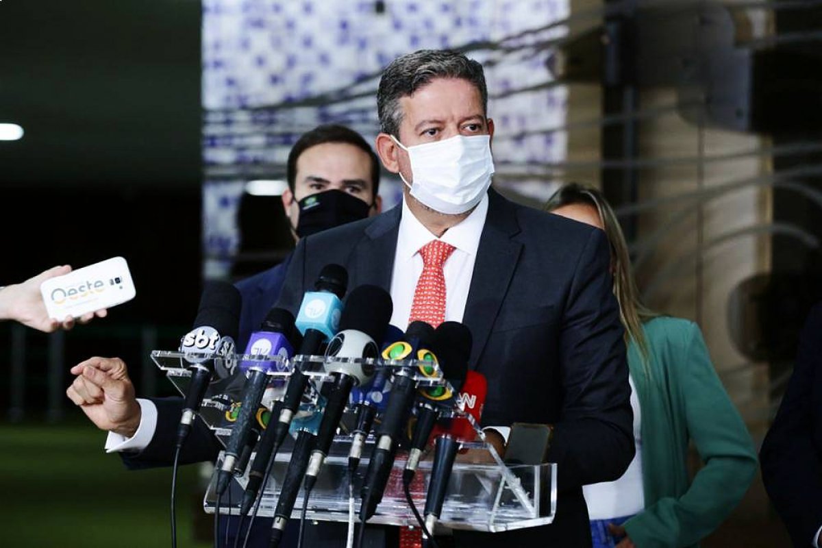 Lira prevê que auxílio emergencial fique em torno de R$ 250