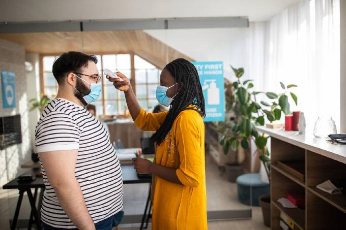 Estudo aponta que vacina da Pfizer pode ser menos eficaz em pessoas obesas