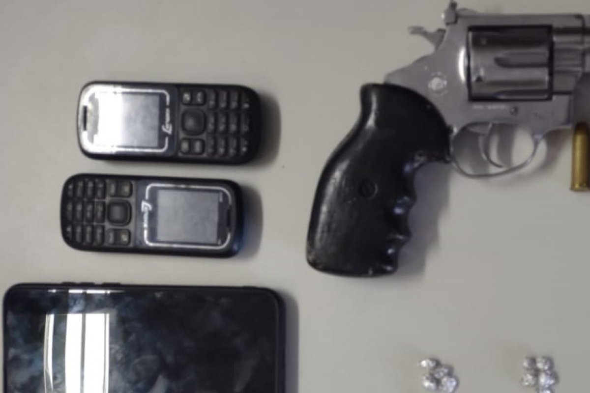 Suspeito de tráfico é preso após postar 'selfie' com arma