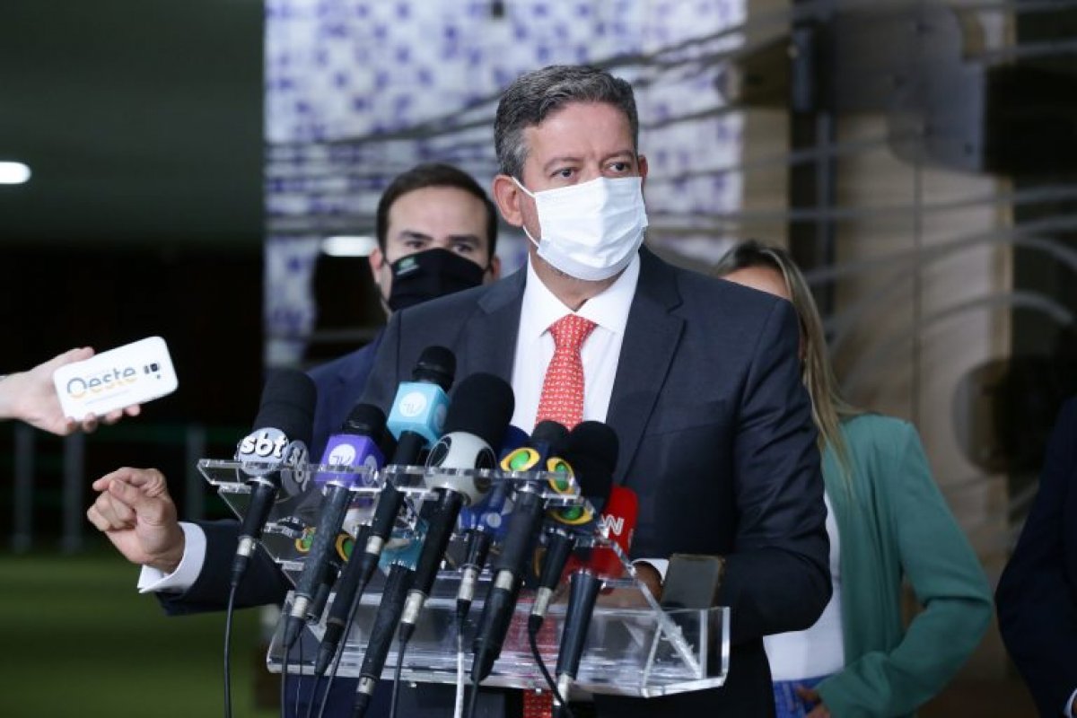 Lira anuncia que Governo Federal vai entregar 140 milhões de vacinas até maio